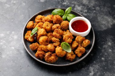 Kızarmış kalamar, soslu deniz ürünleri..