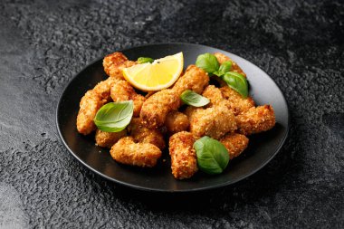 Tabakta sos olan gevrek karides nuggetları..