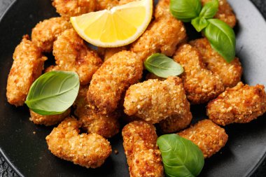 Tabakta sos olan gevrek karides nuggetları..
