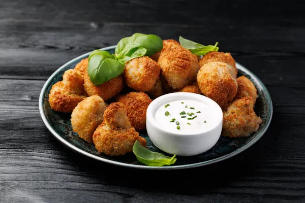 Sarımsak soslu gevrek sarımsaklı mantar. Vejetaryen, vejetaryen gıda konsepti.