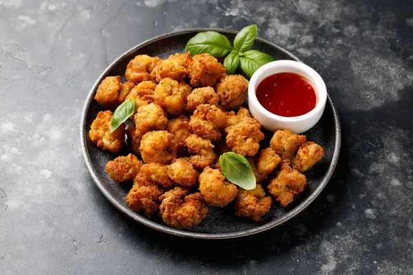 Kızarmış kalamar, soslu deniz ürünleri..