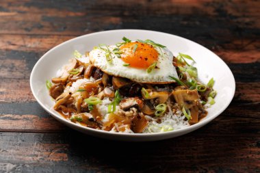 Hamburger, kızarmış yumurta ve kahverengi mantar soslu Hawaii Loco Moco 'su..