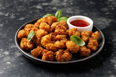 Kızarmış kalamar, soslu deniz ürünleri..