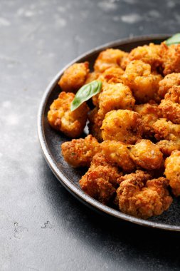 Kızarmış kalamar, soslu deniz ürünleri..