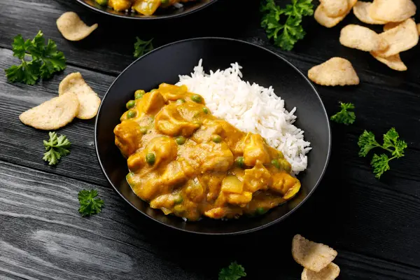 Çin usulü körili tavuk ve pilav. Çinliler yemeği götürdüler..