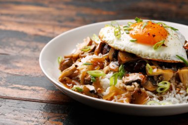 Hamburger, kızarmış yumurta ve kahverengi mantar soslu Hawaii Loco Moco 'su..