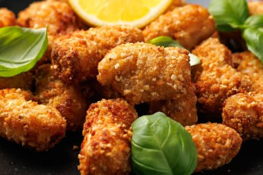 Tabakta sos olan gevrek karides nuggetları..