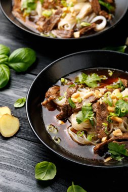 Et ve sebzeli Tayland Kayığı Erişte Çorbası. Kuai Tiao Ruea.