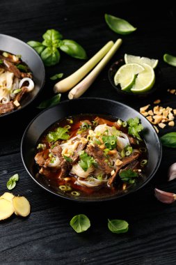 Et ve sebzeli Tayland Kayığı Erişte Çorbası. Kuai Tiao Ruea.
