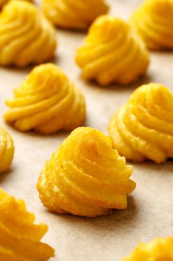 Düşes patatesler, dekoratif girdaplarla doldurulmuş patates püresi.