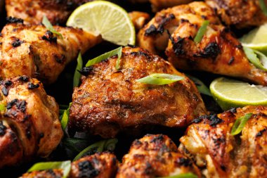 Limon ve baharatlı fırında kurutulmuş tavuk..