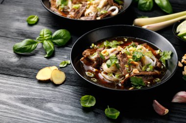 Et ve sebzeli Tayland Kayığı Erişte Çorbası. Kuai Tiao Ruea.