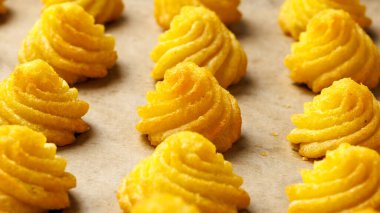 Düşes patatesler, dekoratif girdaplarla doldurulmuş patates püresi.
