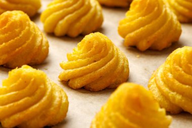 Düşes patatesler, dekoratif girdaplarla doldurulmuş patates püresi.