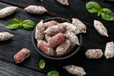 Mini salamlı atıştırmalıklar kasede. Salam Aperatif Isırıkları. Sağlıklı yemek..