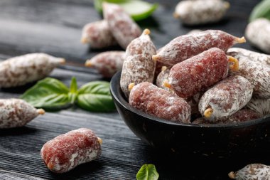 Mini salamlı atıştırmalıklar kasede. Salam Aperatif Isırıkları. Sağlıklı yemek..