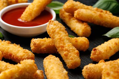 Domates soslu çıtır Halloumi peyniri.