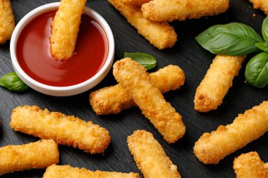 Domates soslu çıtır Halloumi peyniri.