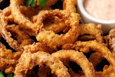 Soslu ev yapımı kızarmış soğan halkaları.