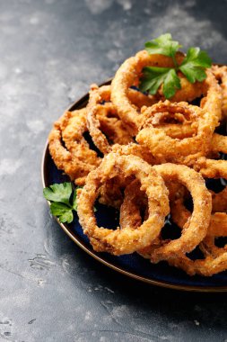 Soslu ev yapımı kızarmış soğan halkaları.