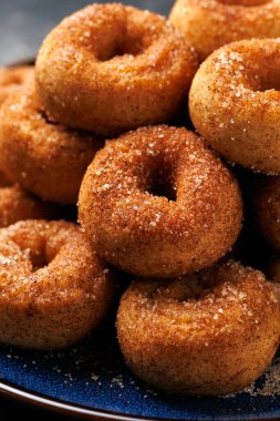 Mini tarçın şekerli çörekler mavi tabakta.