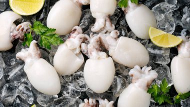 Limonlu ve maydanozlu taze mürekkep balığı..