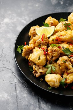 Tuz ve karabiber balığı. Kızarmış mürekkep balığı. Akdeniz yemekleri.