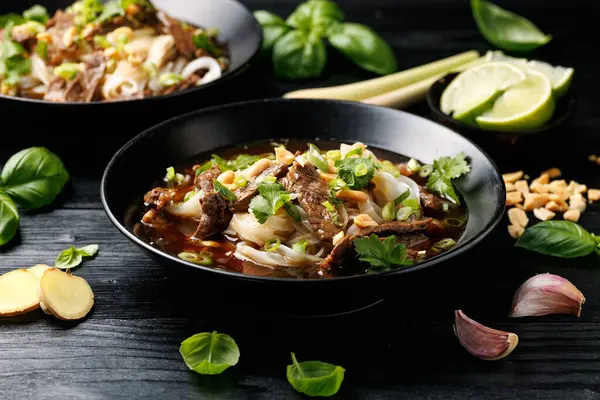 Et ve sebzeli Tayland Kayığı Erişte Çorbası. Kuai Tiao Ruea.