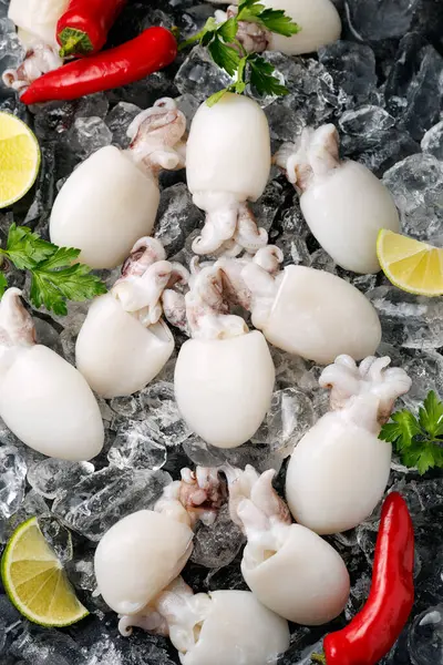 Limonlu ve maydanozlu taze mürekkep balığı..