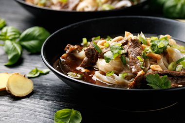 Et ve sebzeli Tayland Kayığı Erişte Çorbası. Kuai Tiao Ruea.