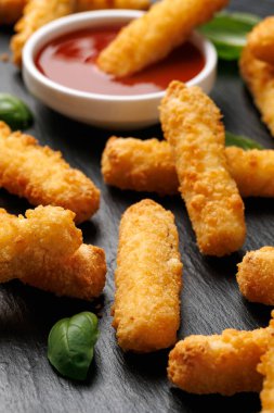 Domates soslu çıtır Halloumi peyniri.