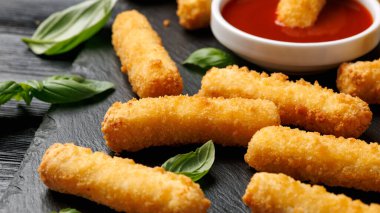 Domates soslu çıtır Halloumi peyniri.
