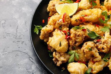 Tuz ve karabiber balığı. Kızarmış mürekkep balığı. Akdeniz yemekleri.