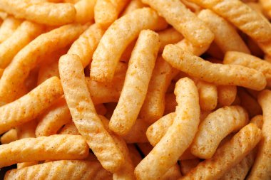 Karides krakeri çubukları, parmaklar. Kavanozda çıtır çıtır karides.