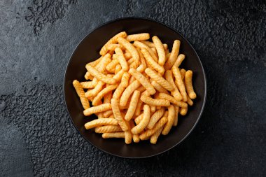 Karides krakeri çubukları, parmaklar. Kavanozda çıtır çıtır karides.