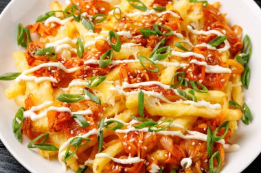 Peynirli, mayonezli ve soğanlı Kimchi kızartması..