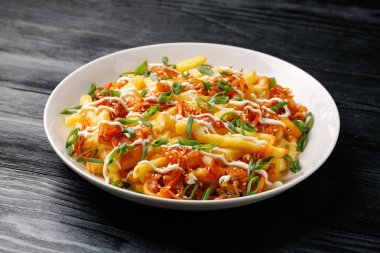 Peynirli, mayonezli ve soğanlı Kimchi kızartması..