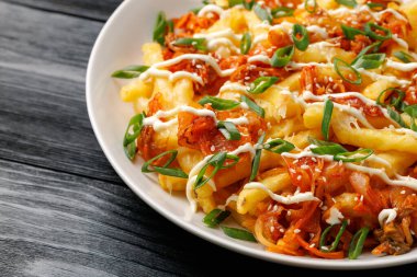 Peynirli, mayonezli ve soğanlı Kimchi kızartması..