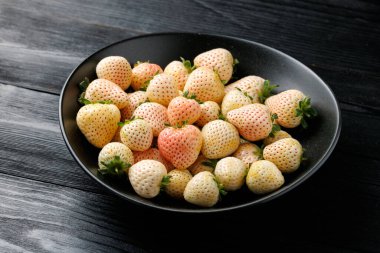Bir kasede organik çiğ Pineberry çileği. Sağlıklı yemek..