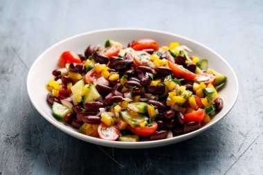 Salatalıklı fasulye salatası, domates, dolmalık biber ve maydanoz. Sağlıklı yemek..