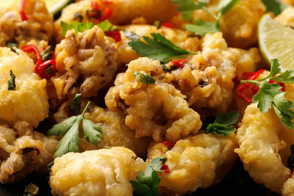 Tuz ve karabiber balığı. Kızarmış mürekkep balığı. Akdeniz yemekleri.