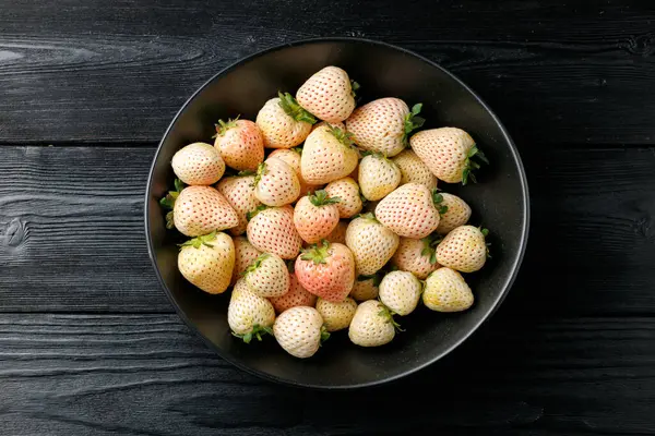 Bir kasede organik çiğ Pineberry çileği. Sağlıklı yemek..