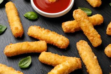 Domates soslu çıtır Halloumi peyniri.
