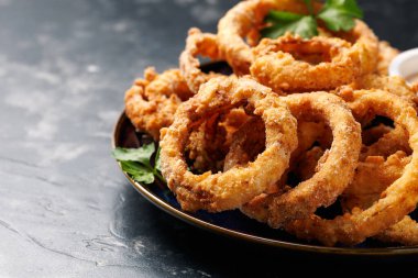 Soslu ev yapımı kızarmış soğan halkaları.