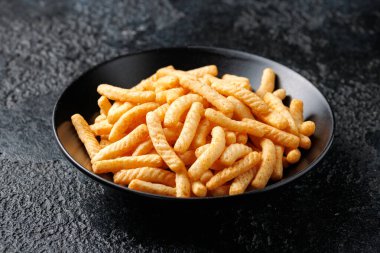 Karides krakeri çubukları, parmaklar. Kavanozda çıtır çıtır karides.