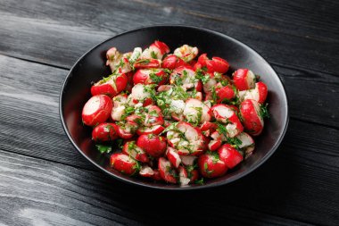 Ezilmiş turp salatası. Sirke, maydanoz, sarımsak, zeytinyağı ve dereotlu marine edilmiş turplar. Sağlıklı yemek..