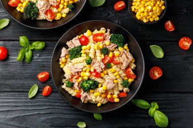 Domatesli ve brokolili ton balıklı makarna salatası.