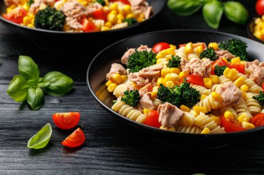 Domatesli ve brokolili ton balıklı makarna salatası.