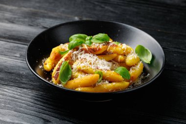 Schupfnudeln, Alman patatesli erişte, tavada hamur köftesi..