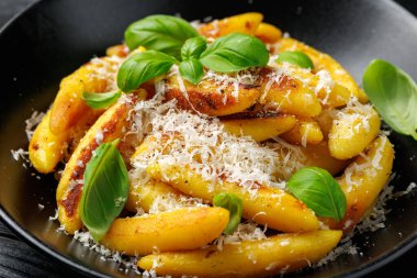 Schupfnudeln, Alman patatesli erişte, tavada hamur köftesi..